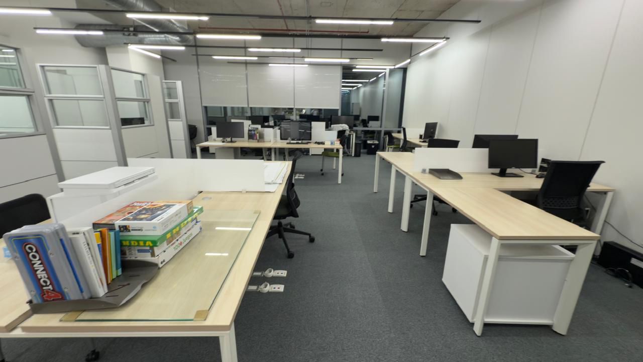 Oficina de Lujo FULL Amoblada en Renta – Santa María Business District