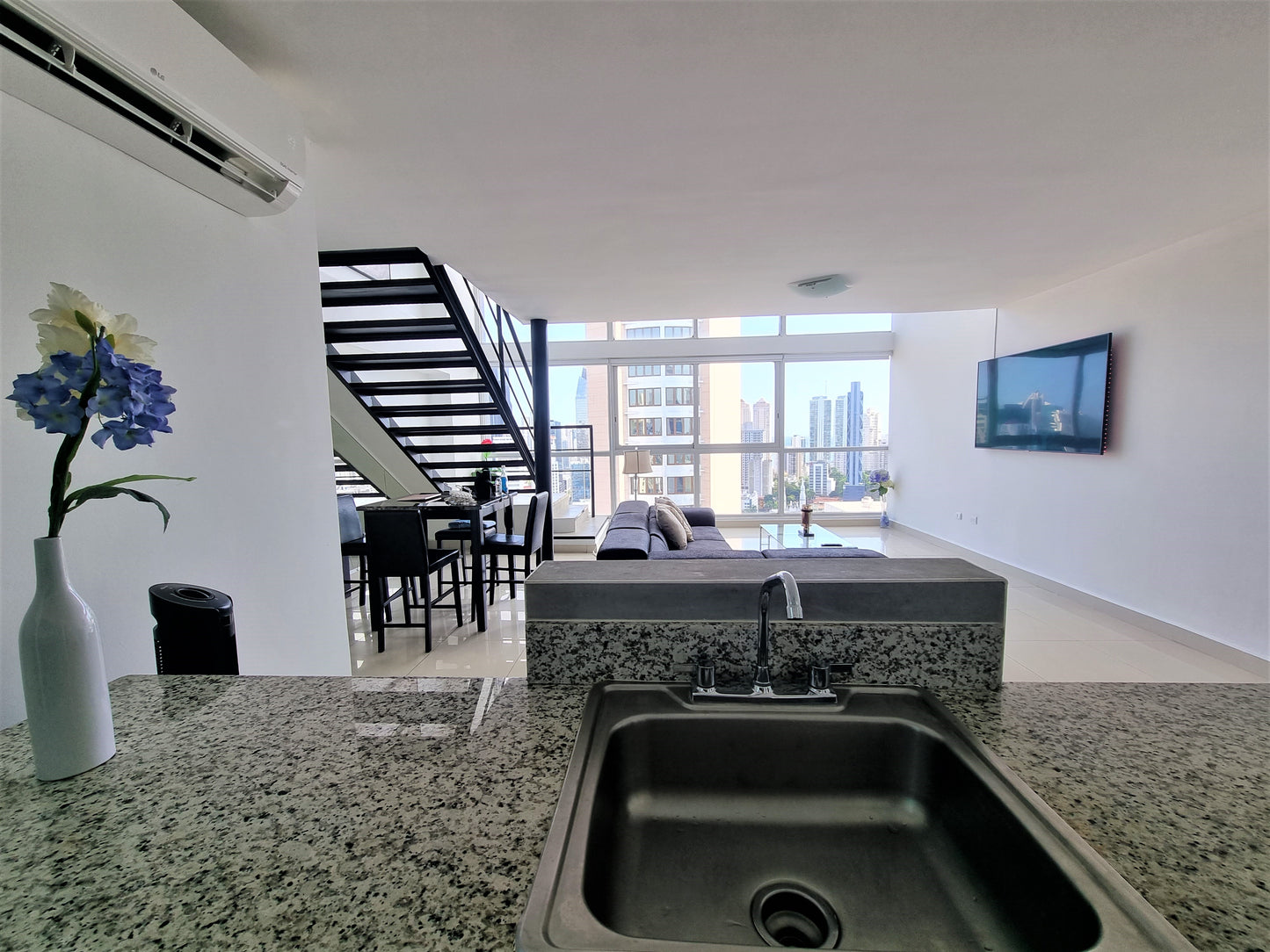 Apartamento en venta de doble altura – Vista a la ciudad, luminoso y moderno
