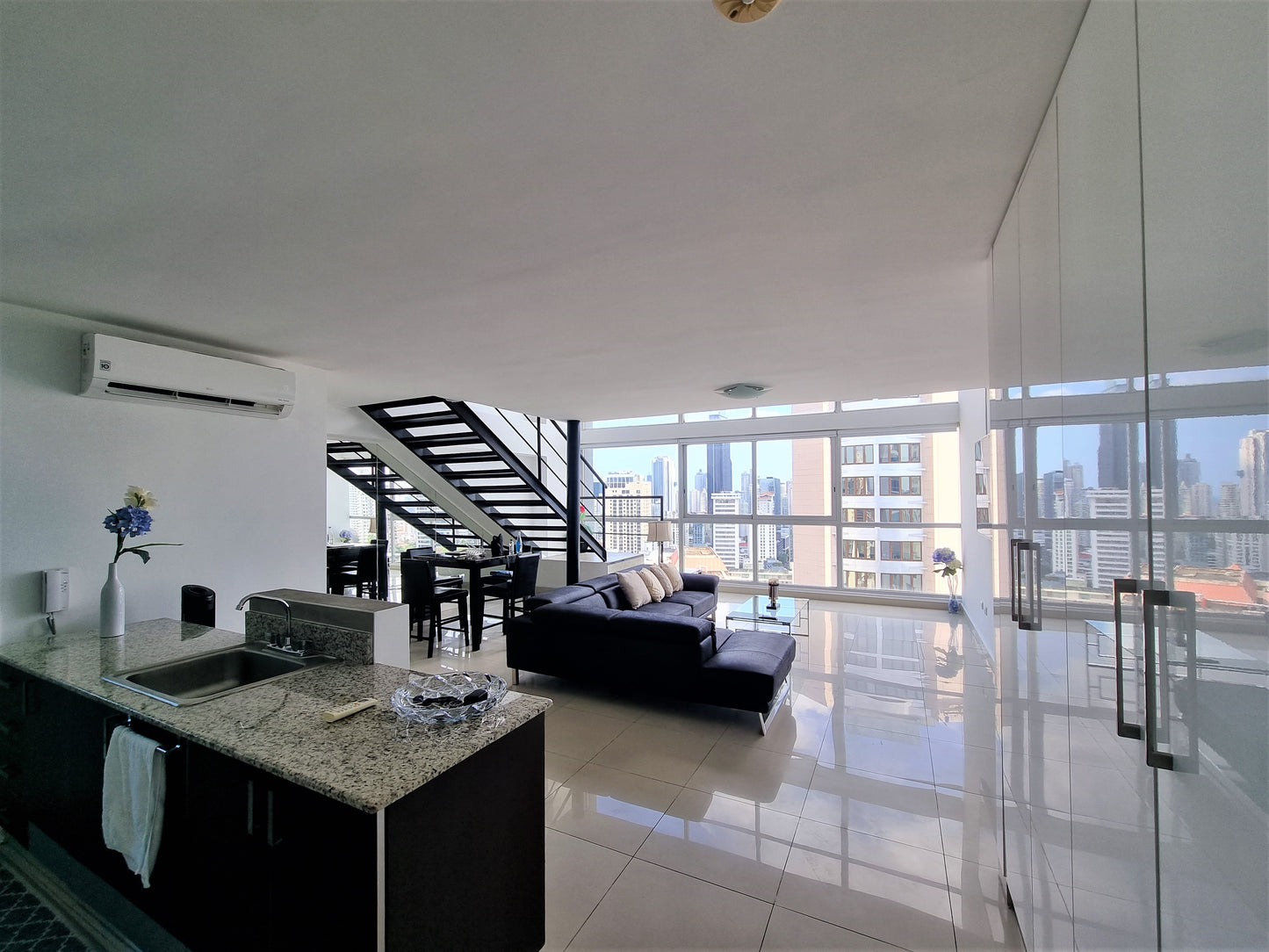 Apartamento en venta de doble altura – Vista a la ciudad, luminoso y moderno