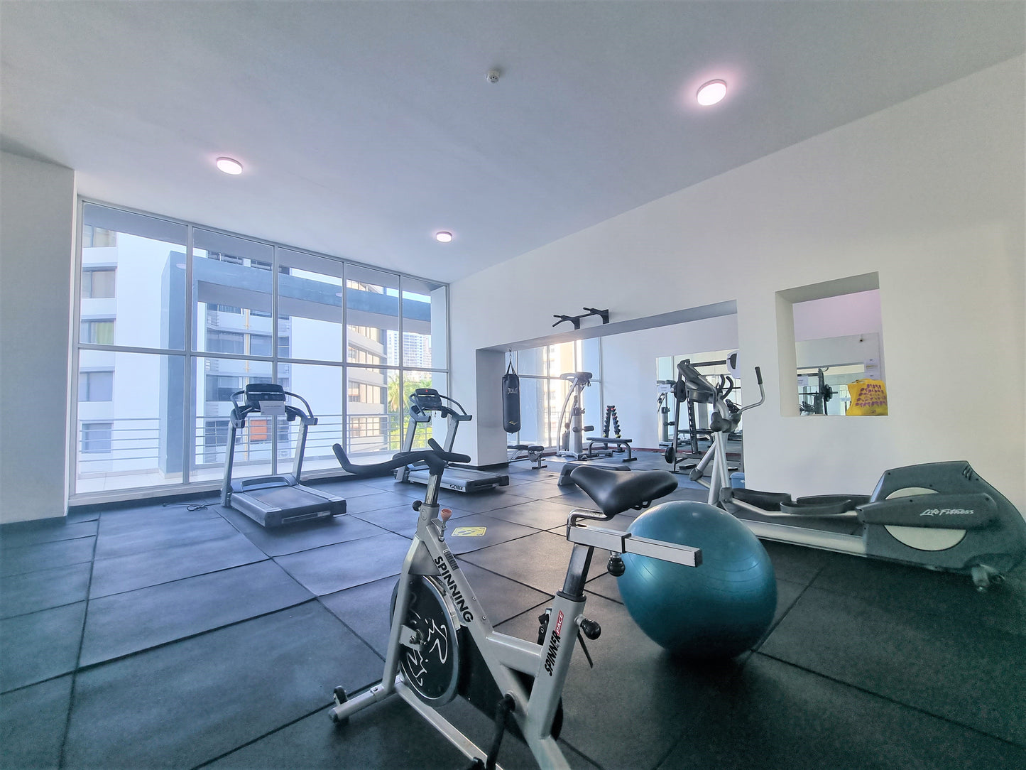 Apartamento en venta de doble altura – Vista a la ciudad, luminoso y moderno