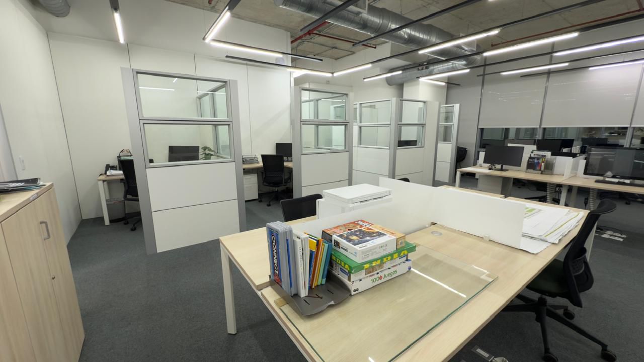 Oficina de Lujo FULL Amoblada en Renta – Santa María Business District