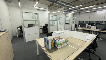 Oficina de Lujo FULL Amoblada en Renta – Santa María Business District