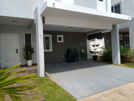 Casa en alquiler en Paseo del Norte – Brisas del Golf, dúplex con área social