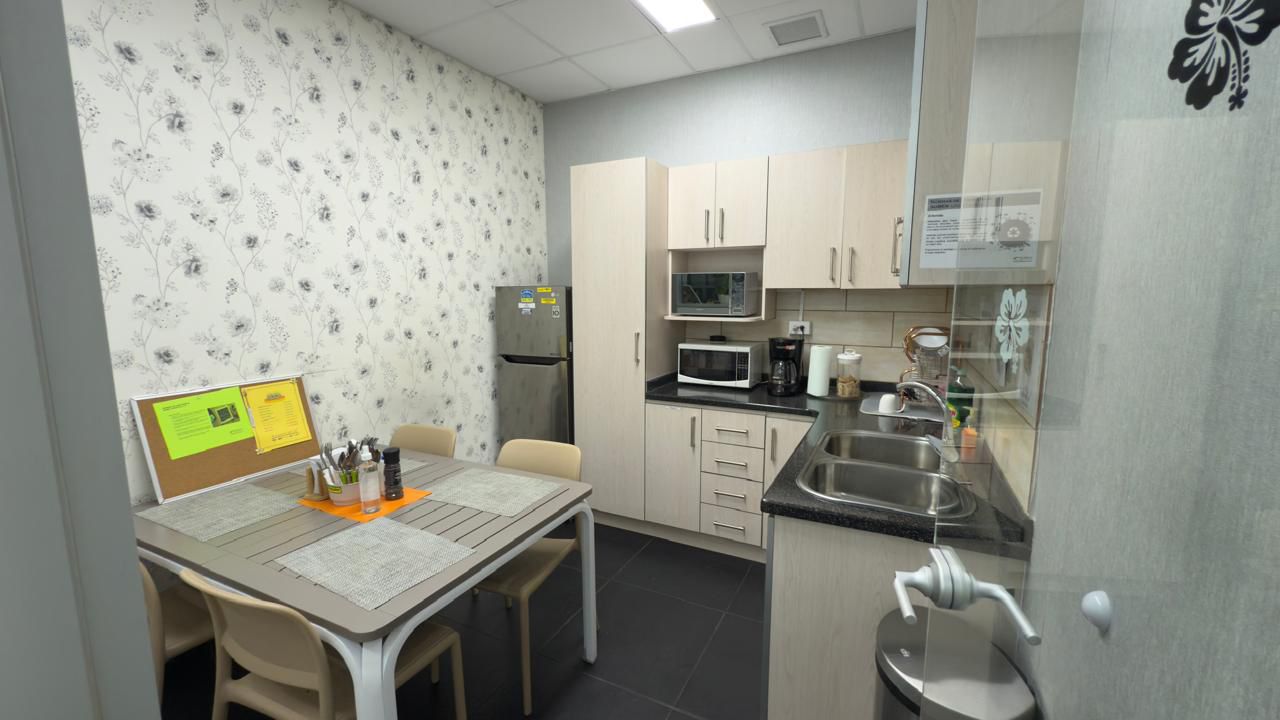 Oficina de Lujo FULL Amoblada en Renta – Santa María Business District