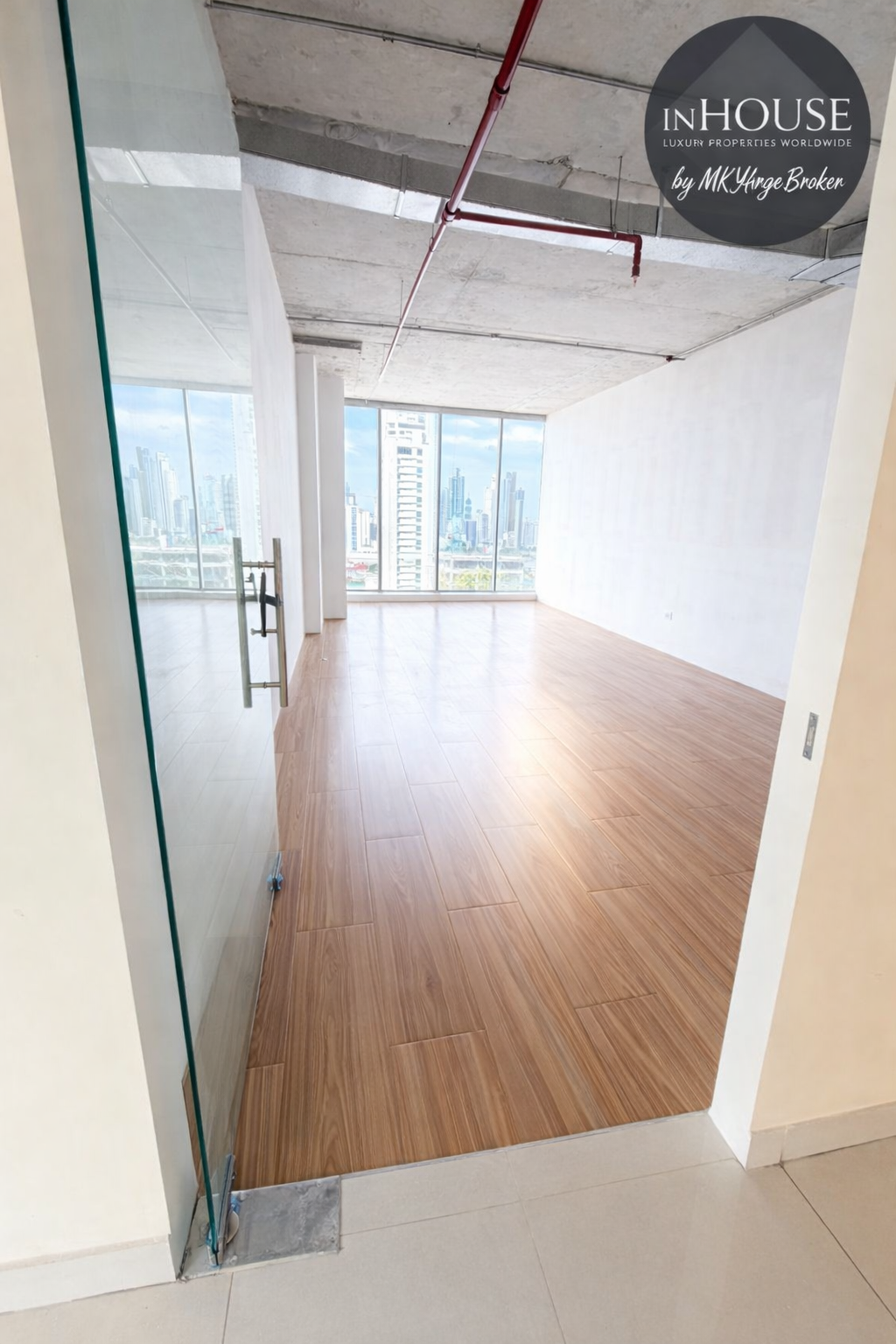 Oficina en alquiler en Avenida Balboa Panamá | PH BOC 45 m² con parking y vista al mar